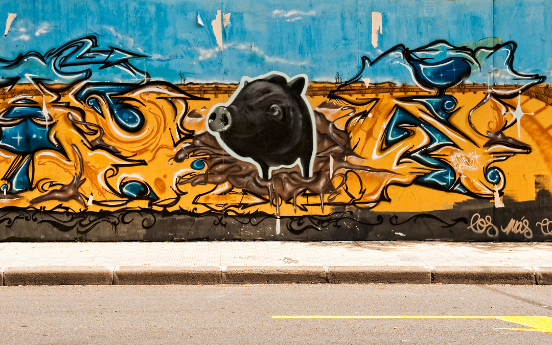 Graffiti - schwarzes Minischwein auf Mauer