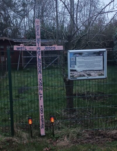 Gedenkstätte in Neuscho o bei Dunkelheit